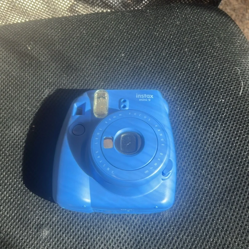 Instax mini 9 comes withh case